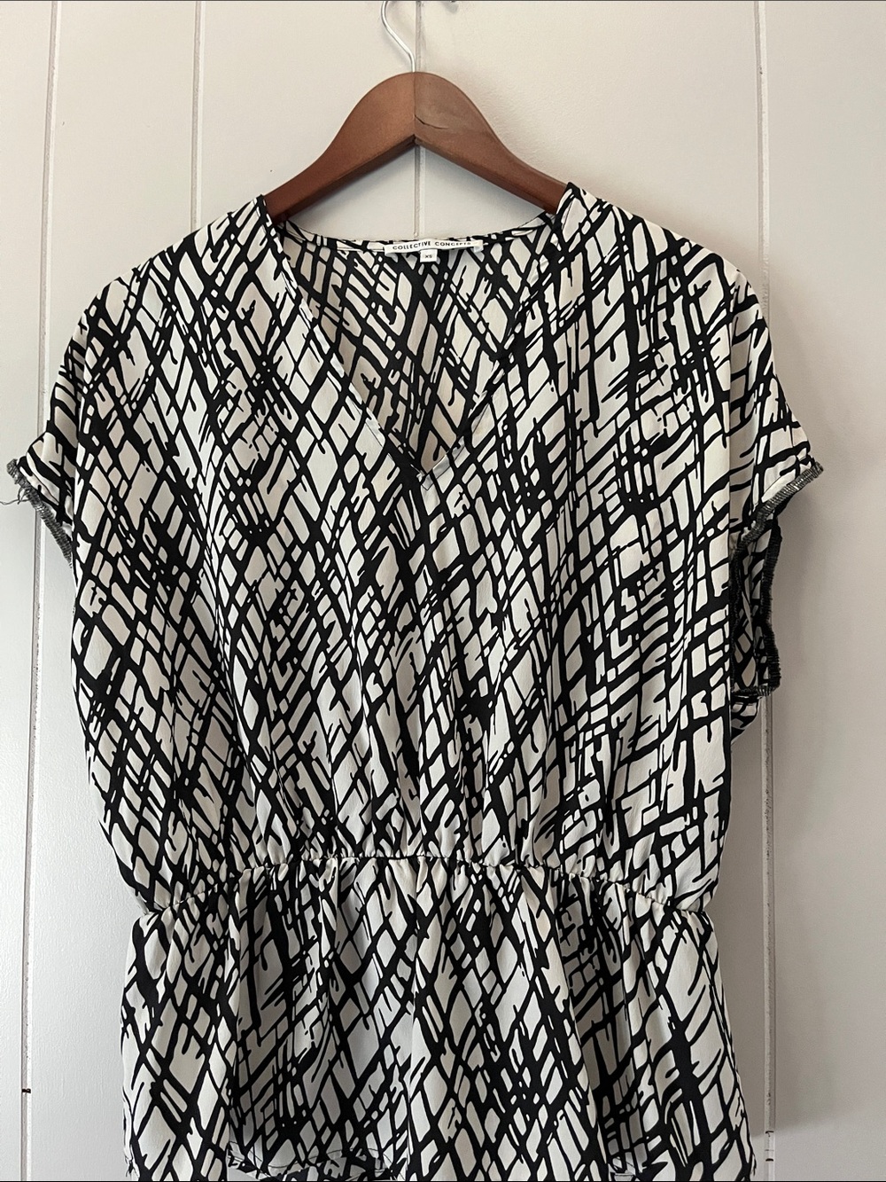 Collective Concepts Black and White Patterned Short Sleeve Top
